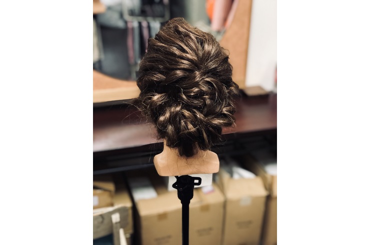 様々なヘアメイクを行う 神戸須磨 美容室アンティークビスで ヘアメイク練習 神戸のアットホームな美容室である当店をご利用ください