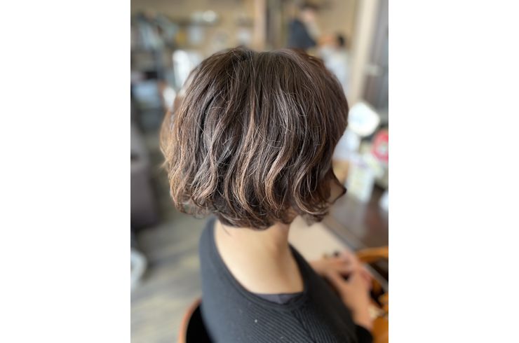 女性　パーマ　施術