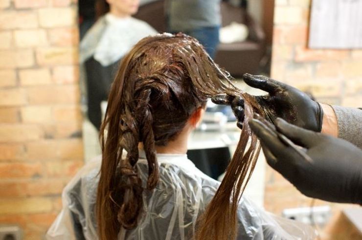 髪をカットする手